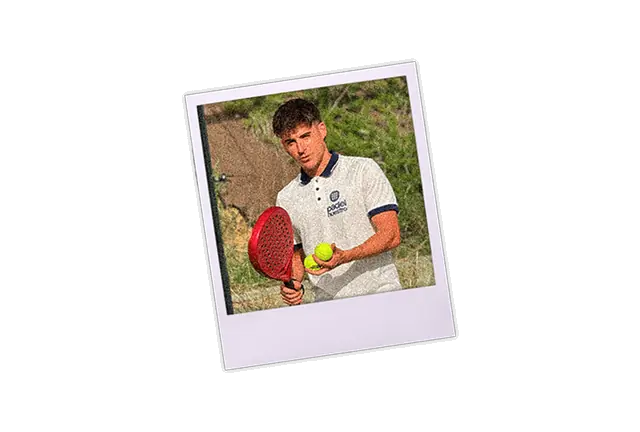 Toni con una pala de pádel en una campaña para Padel Nuestro