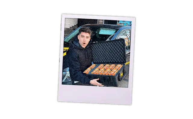 Toni con un maletín en la campaña para la Kings League