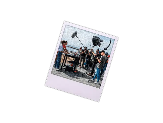 Equipo de rodaje grabando en exteriores