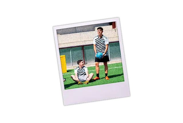 Toni en un campo de fútbol durante una grabación