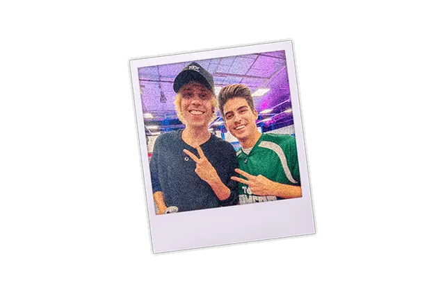 Toni junto a otro creador de contenido en un plató
